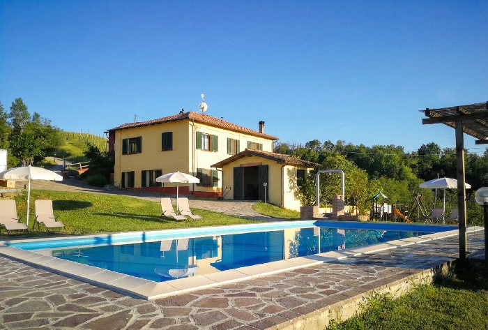 Piscina di Tenuta MonteOliveto immersa nel paesaggio delle Langhe